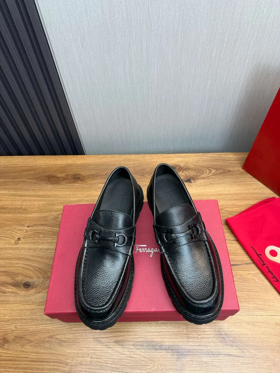 Men's shoes 💰880💰 Ferragamo. [Ferragamo] men's thick-soled loafers, the latest hot style, 1:1 original purchase quality, top quality, imported open-edge beaded cowhide leather on the upper, hand-made three-dimensional stitching highlights the round toe design, the inner foot pads are all imported cowhide, with original lightweight foam outsole, matching code 39-44, (38, 45 custom-made, non-refundable)